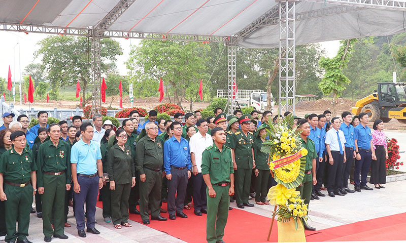 Ban Tổ chức và các đại biểu dâng hương tại Tượng đài TNXP chống Mỹ cứu nước (thị trấn Phong Nha, Bố Trạch).