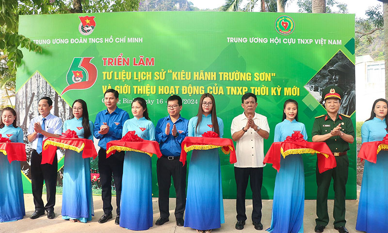 Ban Tổ chức và các đại biểu cắt băng khai mạc triển lãm “Kiêu hãnh Trường Sơn”.
