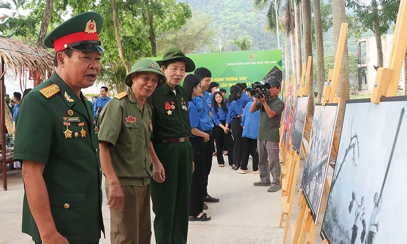Các Cựu TNXP tham quan triển lãm ảnh cùng các đoàn viên.