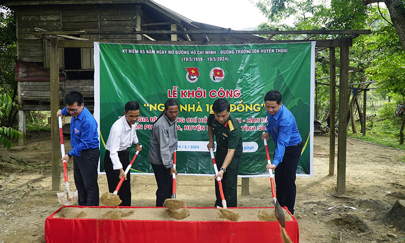 Ban tổ chức khởi công xây dựng  "ngôi nhà 100 đồng " cho đồng chí Hồ Văn Trinh, chiến sỹ Đồn Biên phòng Lý Hoà, BCH Bộ đội Biên phòng tỉnh.