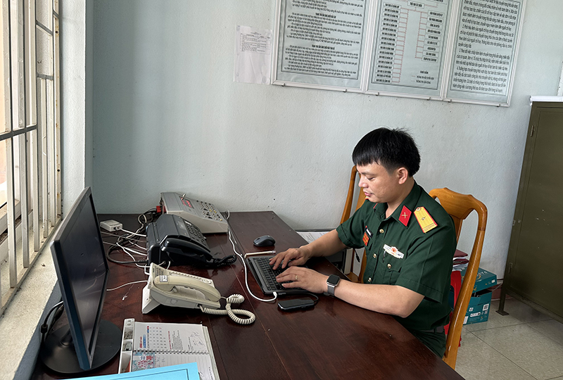 Thiếu tá Bùi Hoàng Phương tận tuỵ với công việc hàng ngày.
