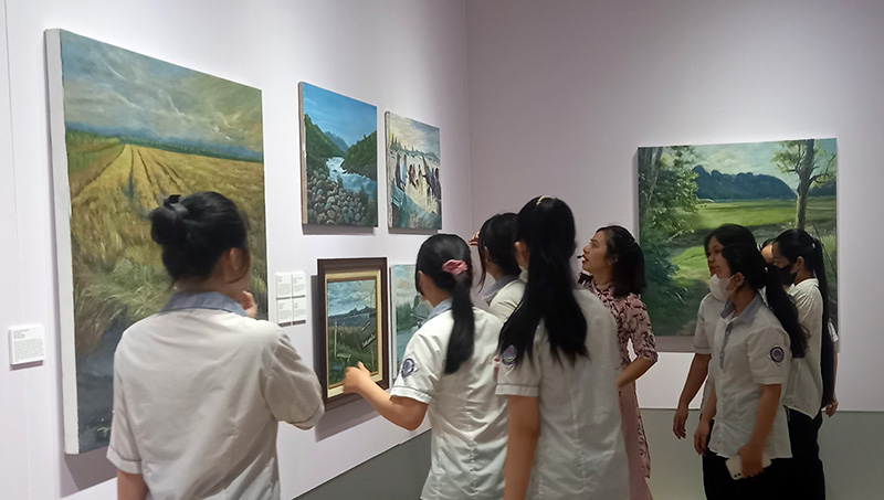 Triển lãm “Về miền Trung” thu hút nhiều khán giả