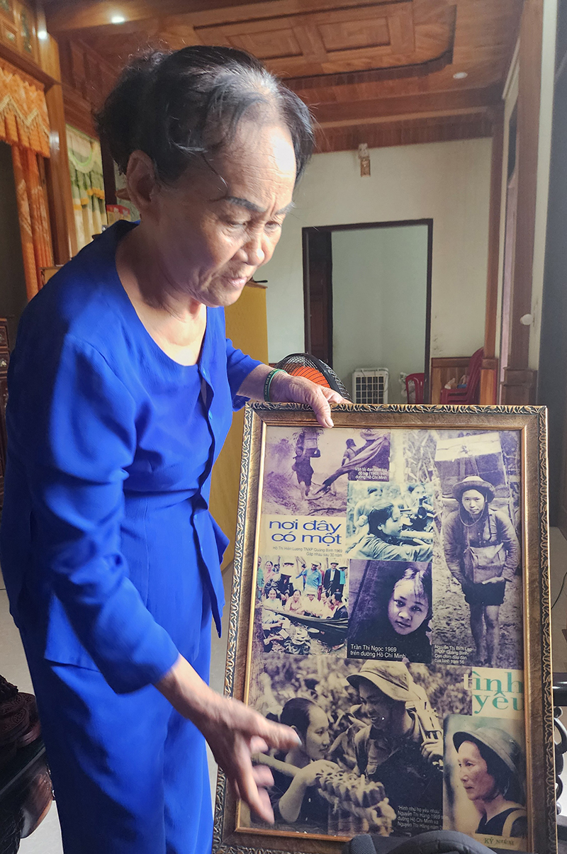 Bà Trần Thị Ngọc giới thiệu về đồng đội và những bức ảnh quý ở chiến trường khi vận chuyển vũ khí.