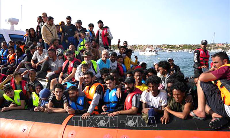 Người di cư tới đảo Lampedusa, Italy ngày 18/9/2023. Ảnh: AFP/TTXVN