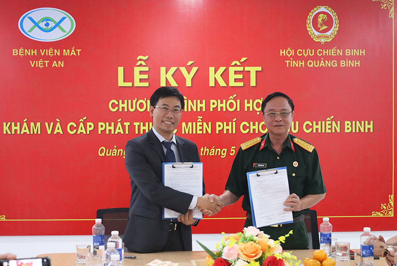 Đại diện lãnh đạo Hội CCB tỉnh và Bệnh viện Mắt Việt An ký kết chương trình phối hợp khám và cấp phát thuốc miễn phí cho CCB.