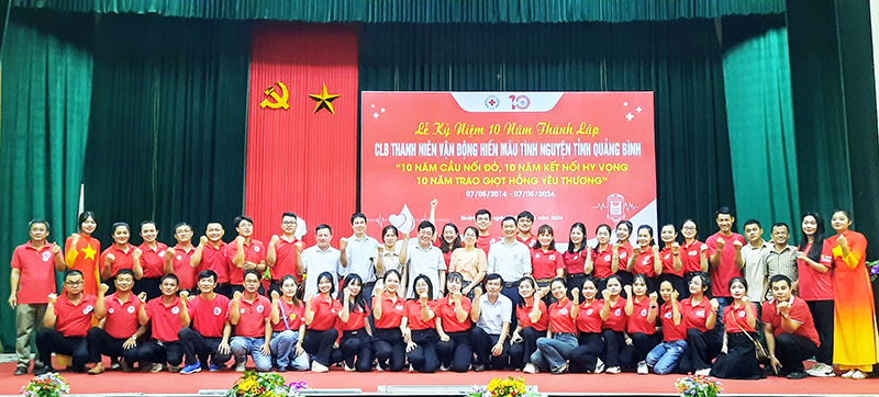 Các thế hệ của Câu lạc bộ Thanh niên vận động hiến máu tình nguyện hội ngộ nhân dịp kỷ niệm 10 năm thành lập.