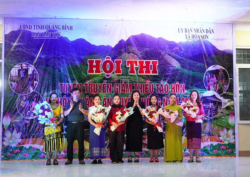  Đại diện Ban Tổ chức hội thi tặng hoa cho các đội thi.