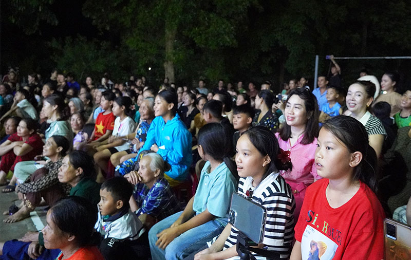 Đông đảo người dân đến cổ vũ cho hội thi.