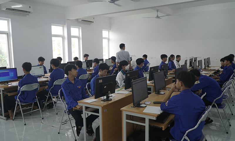 Các thí sinh làm thủ tục trước khi làm bài thi.