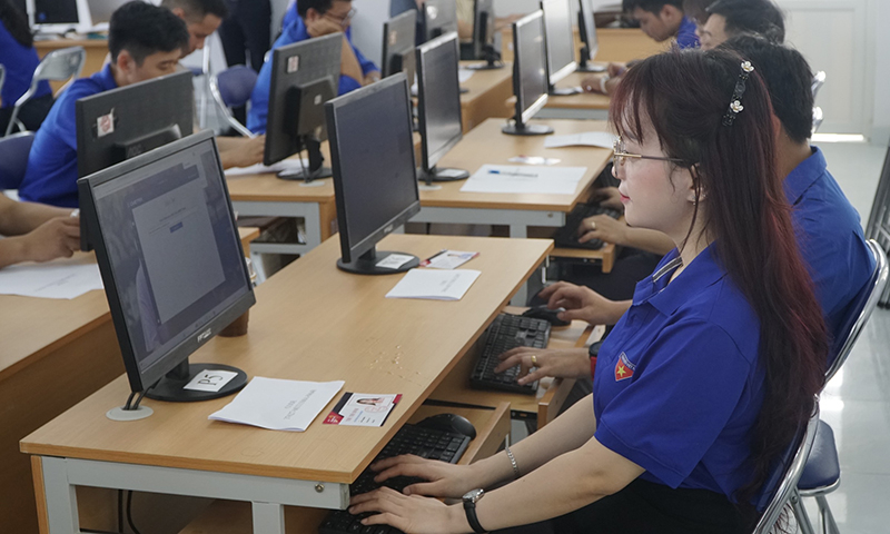 Thí sinh là cán bộ, công chức, viên chức, người lao động trẻ làm bài thi.