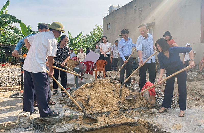 Ủy ban MTTQVN huyện Quảng Ninh và chính quyền địa phương khởi công xây dựng nhà “Đại đoàn kết” cho gia đình ông Lê Văn Tứ. 