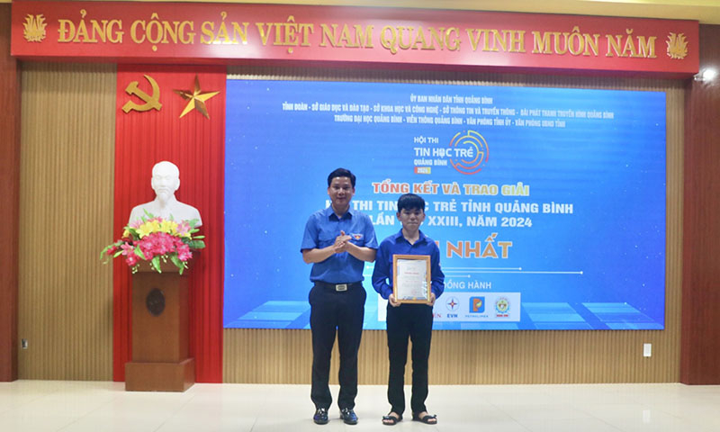 Ban Tổ chức trao giải nhất cho thí sinh đoạt giải khối học sinh.