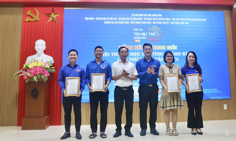 Các thí sinh đoạt giải nhì thuộc khối cán bộ, công chức, viên chức, người lao động trẻ.