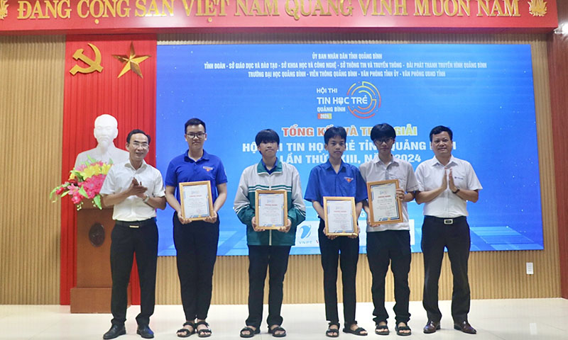 Các thí sinh đoạt giải nhì khối học sinh.