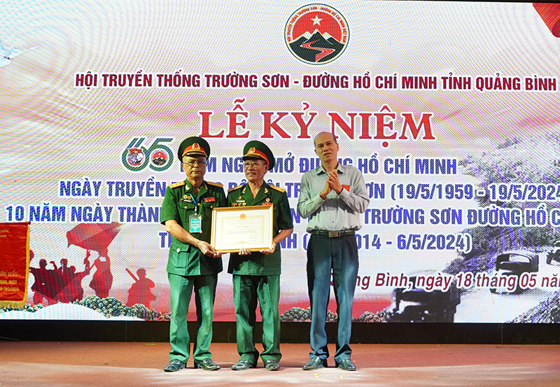Đại diện lãnh đạo Ủy ban MTTQVN tỉnh trao bằng khen của Chủ tịch UBND tỉnh cho Hội Trường Sơn tỉnh.