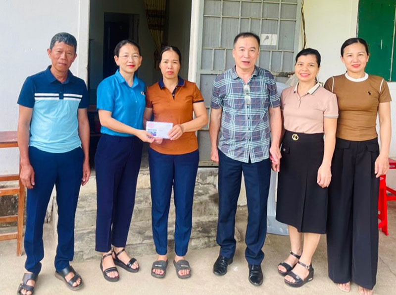 Đại diện Công đoàn Công ty CP Việt Trung thăm hỏi, tặng quà động viên ĐV, NLĐ có hoàn cảnh khó khăn.