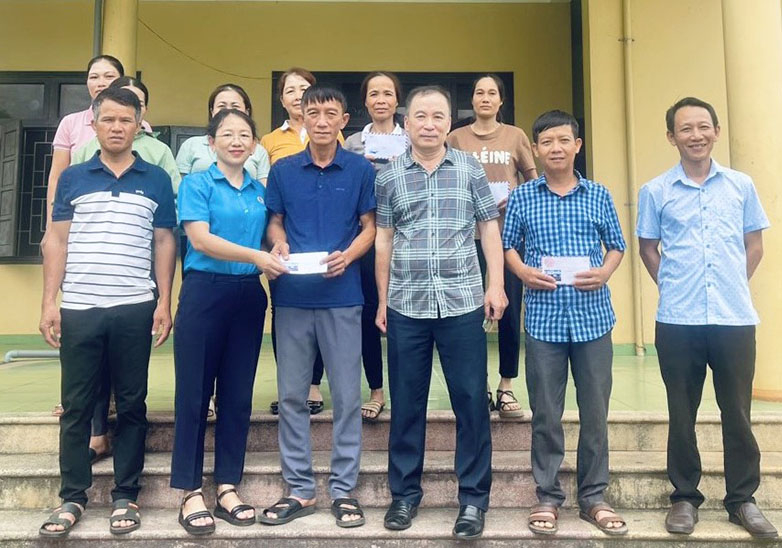 Đại diện Công đoàn Công ty CP Việt Trung thăm hỏi, tặng quà động viên ĐV, NLĐ có hoàn cảnh khó khăn.