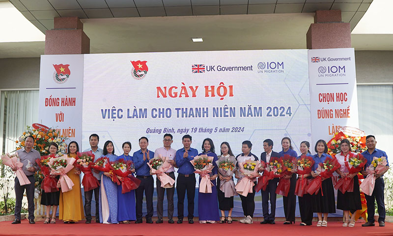 Ban tổ chức trao tặng hoa cho các doanh nghiệp
