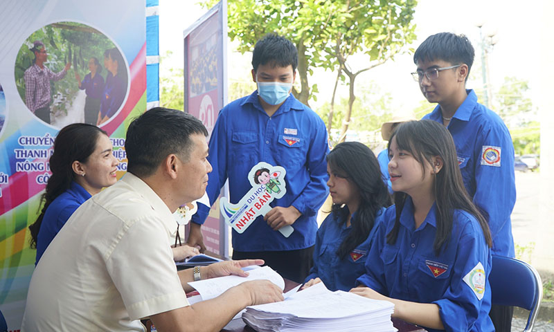 Các doanh nghiệp tư vấn thông tin cho đoàn viên, thanh niên