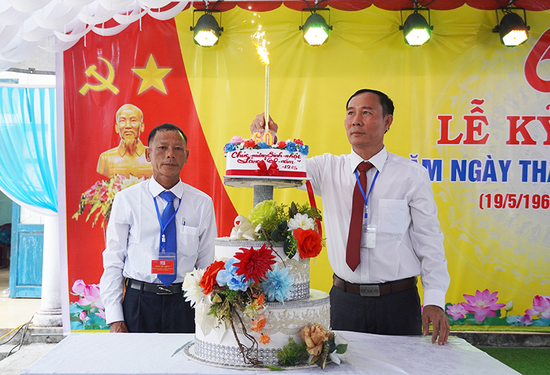 Lãnh đạo thôn 19 tháng 5 cắt bánh mừng sinh nhật 60 năm ngày thành lập làng.