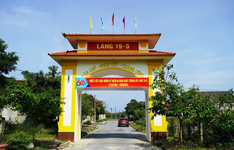 : Cổng làng 19 tháng 5 trong ngày kỷ niệm 60 năm ngày thành lập làng.