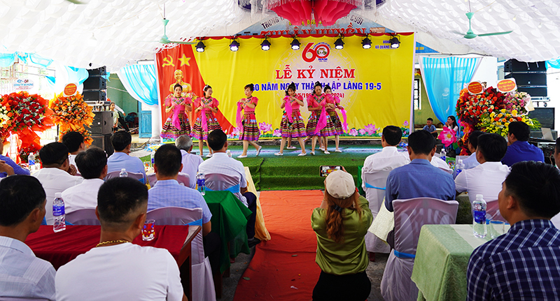 Cán bộ và nhân dân thông 19 tháng 5 kỷ niệm 60 ngày thành lập làng.