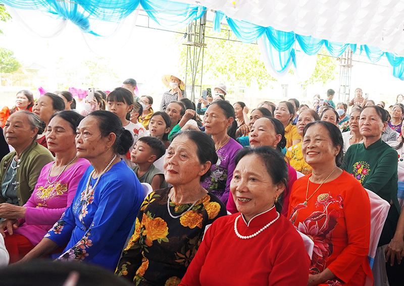 Đông đảo nhân dân thôn 19 tháng 5 dự lễ kỷ niệm 60 năm ngày thành lập làng.