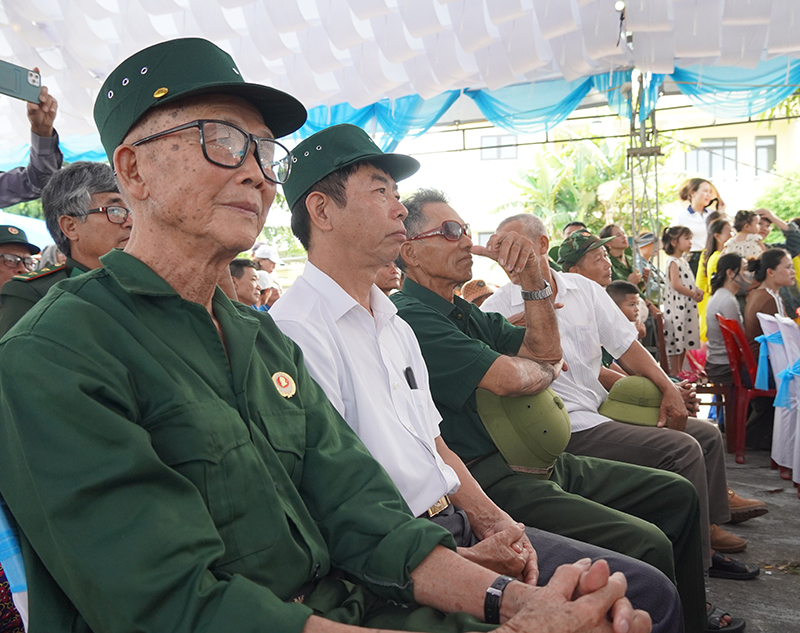 Đông đảo nhân dân thôn 19 tháng 5 dự lễ kỷ niệm 60 năm ngày thành lập làng.