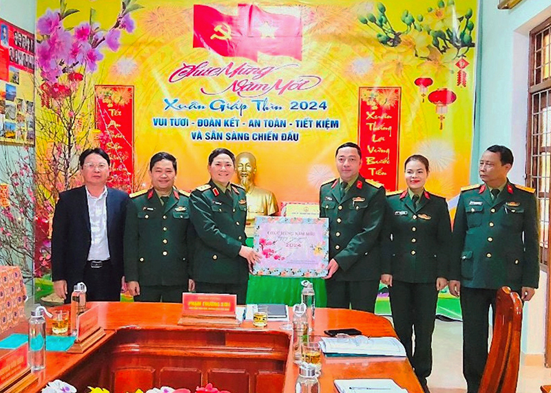 Trung tướng Phạm Trường Sơn, Phó Tổng Tham mưu trưởng Quân đội nhân dân Việt Nam khen thưởng, động viên cán bộ, chiến sĩ Ban Chỉ huy Quân sự huyện Quảng Ninh.