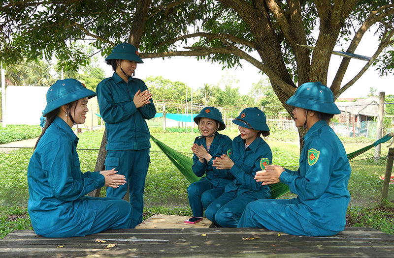 Phút thư giãn của các nữ dân quân sau những giờ huấn luyện.