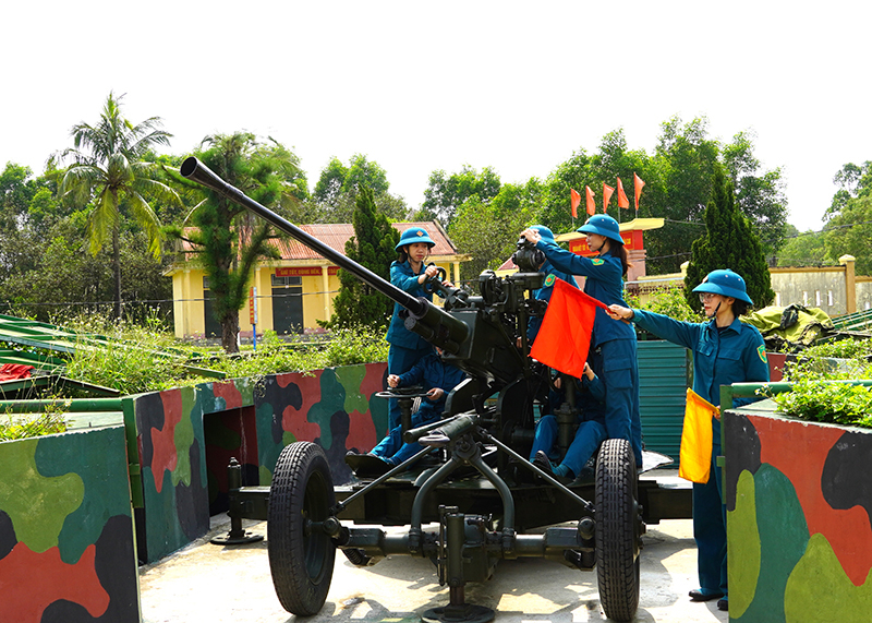 Các nữ dân quân nỗ lực huấn luyện, sẵn sàng chiến đấu.