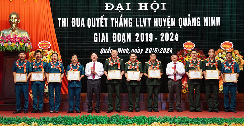 Đại diện lãnh đạo huyện Quảng Ninh trao giấy khen cho các tập thể có thành tích trong phong trào TĐQT giai đoạn 2019-2024.