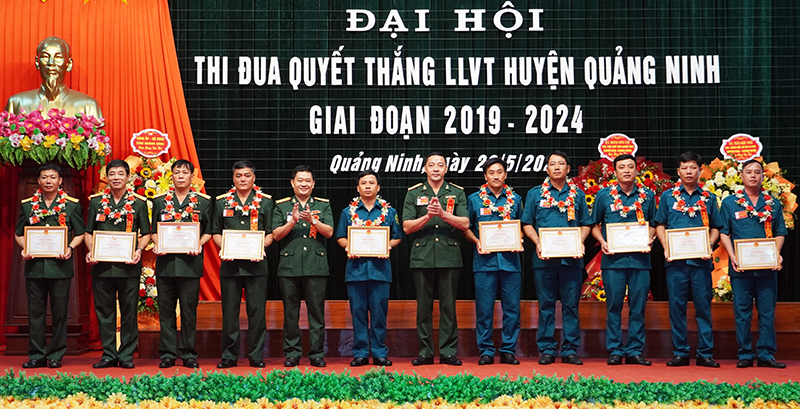  Lãnh đạo Ban CHQS huyện Quảng Ninh trao giấy khen cho các tập thể và cá nhân có thành tích trong phong trào TĐQT giai đoạn 2019-2024.