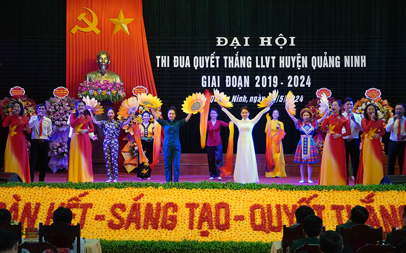 Chương trình văn nghệ chào mừng đại hội.