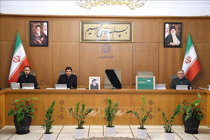 Phó Tổng thống thứ nhất của Iran Mohammad Mokhber (thứ 2, trái) chủ trì cuộc họp nội các khẩn tại thủ đô Tehran, sau khi cơ quan chức năng xác nhận Tổng thống Ebrahim Raisi và Ngoại trưởng Hossein Amir-Abdollahian tử nạn trong vụ rơi trực thăng ở tỉnh Đông Azerbaijan, ngày 20/5/2024. Ảnh: AFP/TTXVN