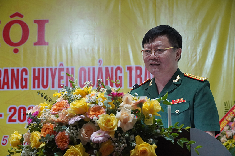 Đại tá Trương Như Ý, Chính uỷ Bộ CHQS tỉnh phát biểu tại đại hội.