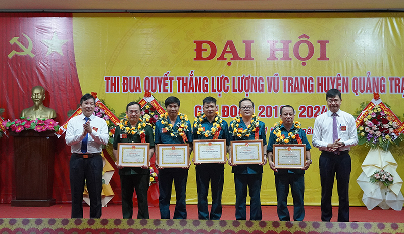 : Lãnh đạo huyện Quảng Trạch trao giấy khen cho các tập thể, cá nhân có thành tích trong phong trào TĐQT giai đoạn 2019-2024.