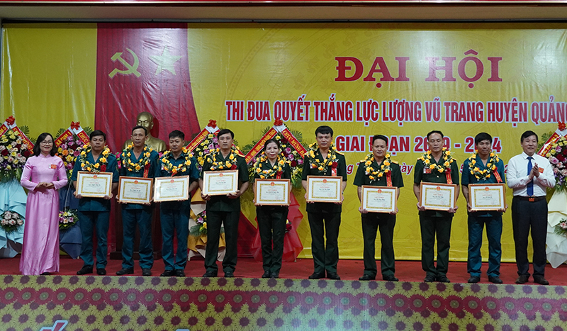 : Lãnh đạo huyện Quảng Trạch trao giấy khen cho các tập thể, cá nhân có thành tích trong phong trào TĐQT giai đoạn 2019-2024.