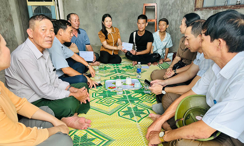 Thăm hỏi, động viên thuyền viên may mắn trở về sau khi gặp nạn.