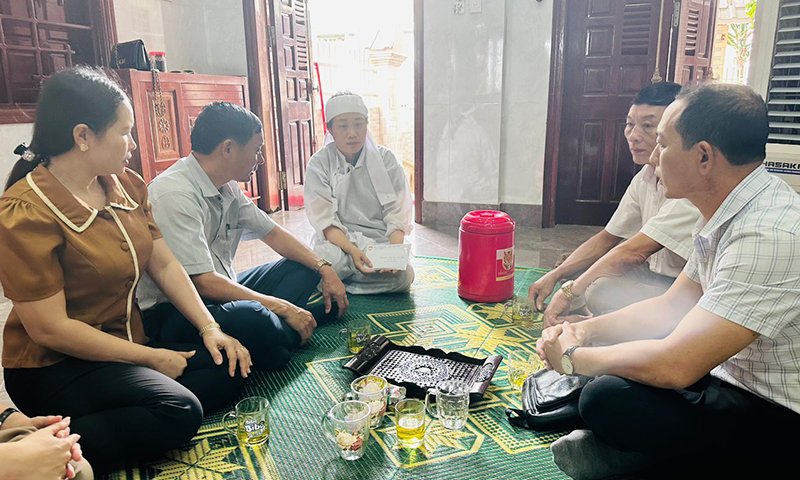 Động viên các gia đình sớm vượt qua khó khăn để ổn định cuộc sống