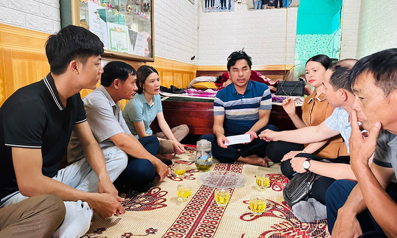 Thăm hỏi, động viên chia sẻ cùng các gia đình.