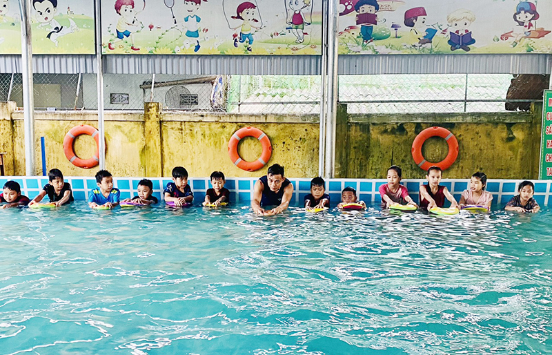 Một buổi học bơi tại Trường tiểu học Bắc Sơn.