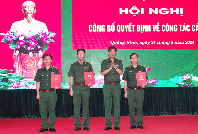 Đồng chí đại tá Lê Văn Tiến, Bí thư Đảng ủy, Chính ủy BĐBP tỉnh trao quyết định điều động, bổ nhiệm cho các cán bộ.