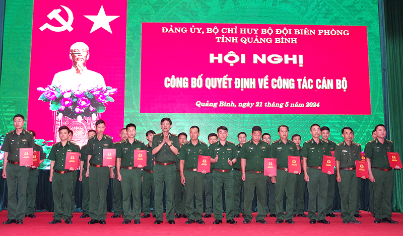 Đồng chí đại tá Lê Văn Tiến, Bí thư Đảng ủy, Chính ủy BĐBP tỉnh trao quyết định nâng lương, thăng quân hàm cho cán bộ.