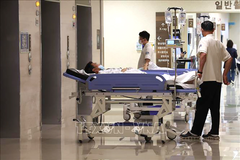 Chuyển bệnh nhân tại bệnh viện ở Seoul, Hàn Quốc, ngày 28/3/2024. Ảnh: Yonhap/TTXVN