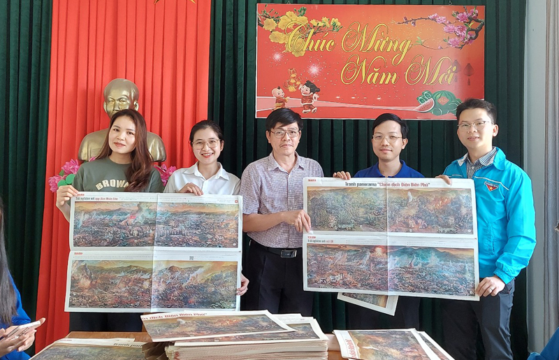 Đại diện Văn phòng Báo Nhân Dân tại Quảng Bình trao tặng tranh ​panorama “Chiến dịch Điện Biên Phủ” cho bạn đọc.