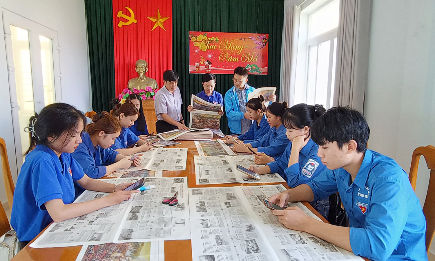 Nhiều bạn trẻ hào hứng đến nhận tranh và tương tác với bức tranh lịch sử về “Chiến dịch Điên Biên Phủ” sử dụng kỹ thuật số lần đầu tiên ra mắt công chúng.