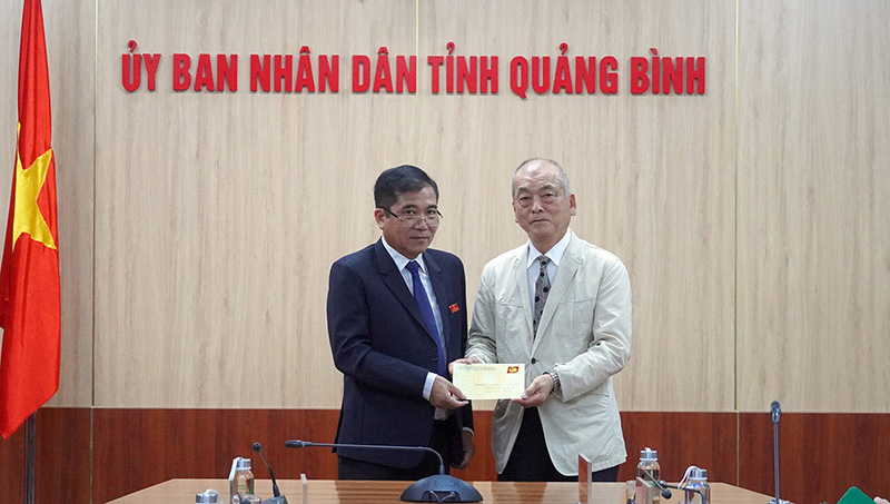 Đồng chí Phó Chủ tịch Thường trực UBND tỉnh Đoàn Ngọc Lâm trao thư mời dự lễ kỷ niệm 420 năm ngày hình thành tỉnh cho ông Sakamoto Tetsuji, Phó Chủ tịch Hiệp hội Hữu nghị Nhật Bản - Việt Nam tỉnh Yamanashi