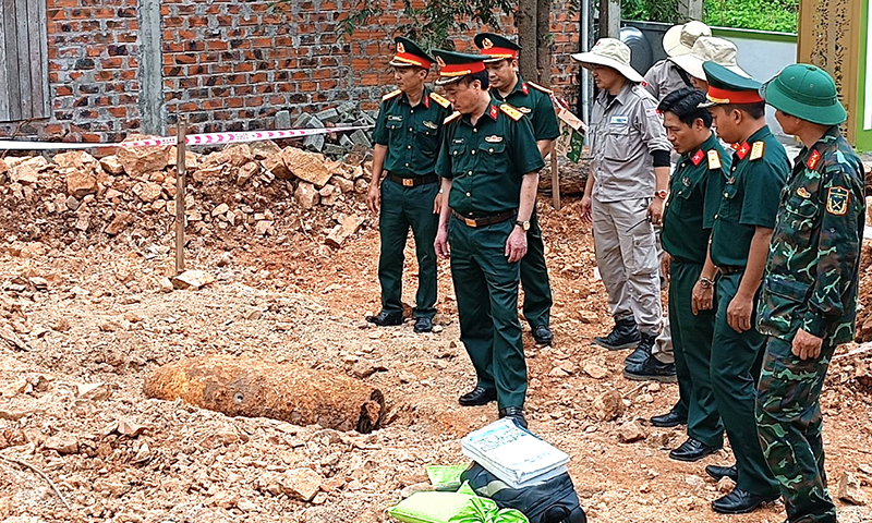 Quả bom nặng 340kg được người dân phát hiện.