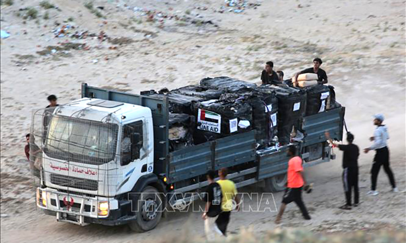 Xe tải chở hàng viện trợ di chuyển vào miền Trung Dải Gaza ngày 18/5/2024. Ảnh: AFP/TTXVN
